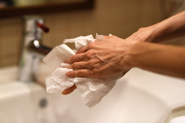 Secador de mãos ou papel toalha