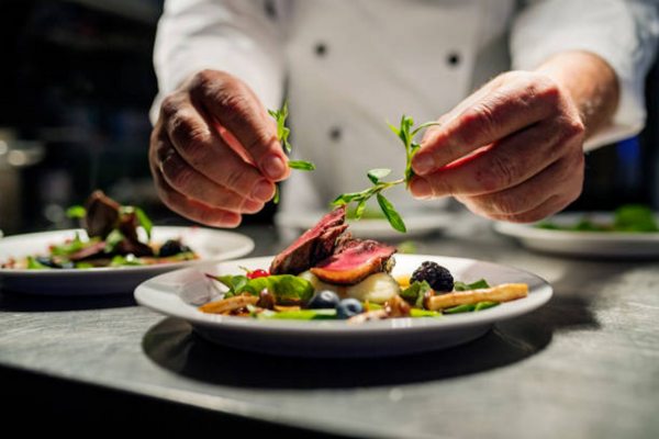 Alimentos preparados em cozinhas profissionais devem ser higienizados corretamente, seguindo. RDC 216.