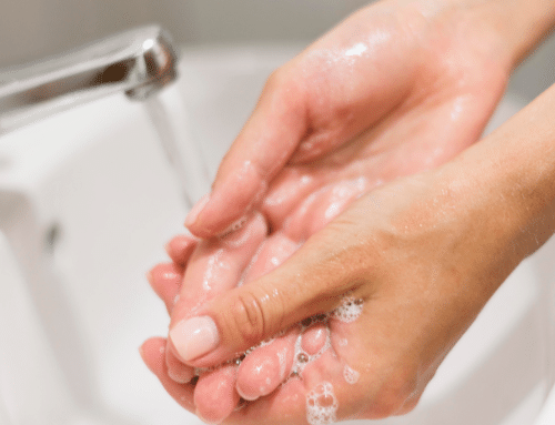 Lavar as mãos: Por que é importante em empresas?