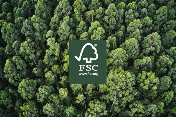 O selo FSC comprova o compromisso com a preservação de florestas.